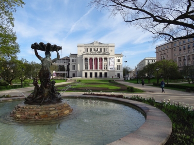 20150505 25 Riga - National Opera (Sjaak Kempe)  [flickr.com]  CC BY 
Informazioni sulla licenza disponibili sotto 'Prova delle fonti di immagine'