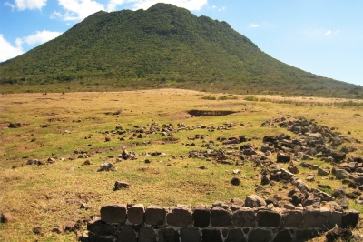 The Quill dormant volcano on St. Eustatius seen from the remains of Battery St. Louis (Walter Hellebrand)  CC BY-SA 
Informazioni sulla licenza disponibili sotto 'Prova delle fonti di immagine'