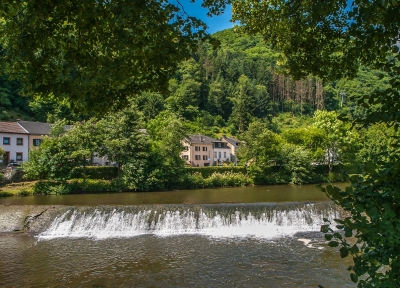 Rivier de Our - Vianden - Luxemburg (Frans Berkelaar)  [flickr.com]  CC BY-SA 
Informazioni sulla licenza disponibili sotto 'Prova delle fonti di immagine'