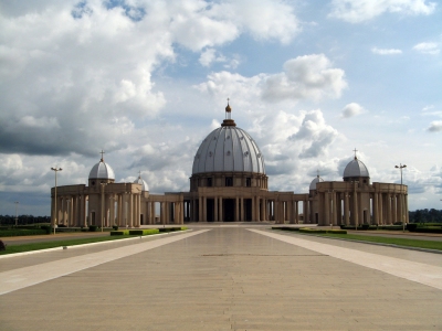 Basilique de notre dame de la paix in Yamoussoukro, Cote d'Ivoire (Felix Krohn)  [flickr.com]  CC BY-SA 
Informazioni sulla licenza disponibili sotto 'Prova delle fonti di immagine'