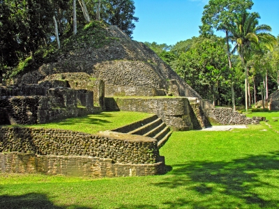 Belize-0994 - Structure B4 (Dennis Jarvis)  [flickr.com]  CC BY-SA 
Informazioni sulla licenza disponibili sotto 'Prova delle fonti di immagine'