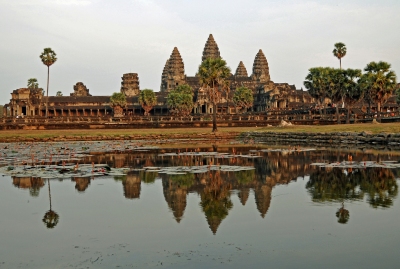 Cambodia-2638 - Mighty Angkor Wat (Dennis Jarvis)  [flickr.com]  CC BY-SA 
Informazioni sulla licenza disponibili sotto 'Prova delle fonti di immagine'