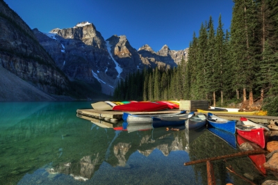 Canoes on Lake Moraine (edwademd)  [flickr.com]  CC BY 
Informazioni sulla licenza disponibili sotto 'Prova delle fonti di immagine'