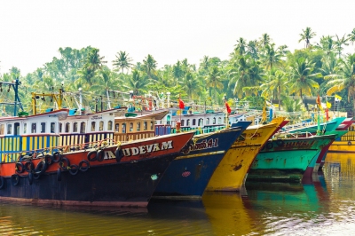 Colorful Fishing Trawlers (Thangaraj Kumaravel)  [flickr.com]  CC BY 
Informazioni sulla licenza disponibili sotto 'Prova delle fonti di immagine'