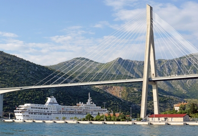 Croatia-01916 - Big Boat and Big Bridge..... (Dennis Jarvis)  [flickr.com]  CC BY-SA 
Informazioni sulla licenza disponibili sotto 'Prova delle fonti di immagine'