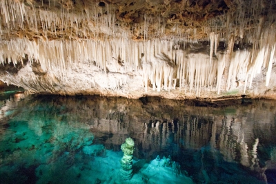 Crystal cave (Andrew Malone)  [flickr.com]  CC BY 
Informazioni sulla licenza disponibili sotto 'Prova delle fonti di immagine'