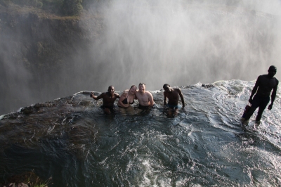 Devils Pool - the top of Vic Falls (SarahDepper)  [flickr.com]  CC BY 
Informazioni sulla licenza disponibili sotto 'Prova delle fonti di immagine'