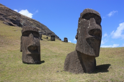 Easter Island, Rano Raraku, moais (Arian Zwegers)  [flickr.com]  CC BY 
Informazioni sulla licenza disponibili sotto 'Prova delle fonti di immagine'