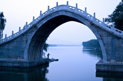 Fishing at Jade Belt Bridge, Summer Palace, Beijing (Dimitry B.)  [flickr.com]  CC BY 
Informazioni sulla licenza disponibili sotto 'Prova delle fonti di immagine'