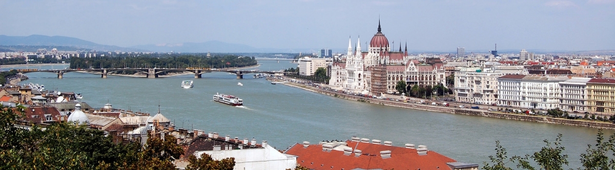 Hungarian Parliament Building, Pest riverside and the Danube, Budapest, from Buda Castle (Henning Klokkeråsen)  [flickr.com]  CC BY 
Informazioni sulla licenza disponibili sotto 'Prova delle fonti di immagine'