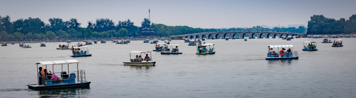 Kunming Lake and Seventeen-Arch Bridge, Summer Palace (Thomas  Bächinger)  [flickr.com]  CC BY-SA 
Informazioni sulla licenza disponibili sotto 'Prova delle fonti di immagine'