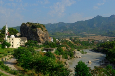 Përmet, Albania (Rob Hogeslag)  [flickr.com]  CC BY-ND 
Informazioni sulla licenza disponibili sotto 'Prova delle fonti di immagine'