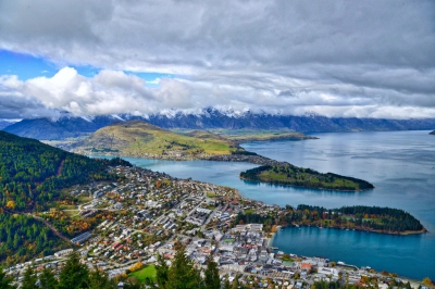 Queenstown (Rajeev Rajagopalan)  [flickr.com]  CC BY 
Informazioni sulla licenza disponibili sotto 'Prova delle fonti di immagine'