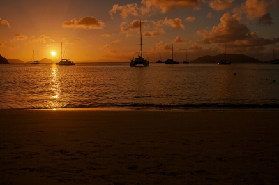 Sunset at Cane Garden Bay - British Virgin Islands (bvi4092)  [flickr.com]  CC BY 
Informazioni sulla licenza disponibili sotto 'Prova delle fonti di immagine'