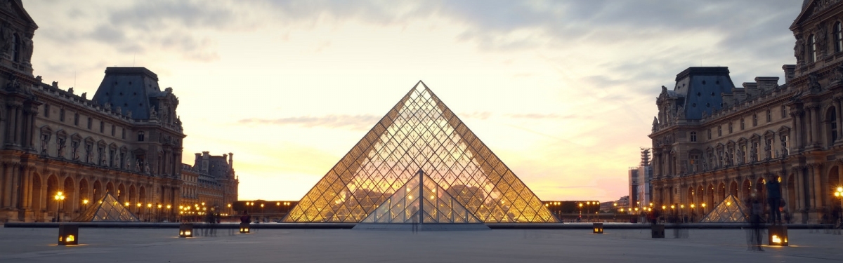 Sunset at Louvre pyramid (Gael Varoquaux)  [flickr.com]  CC BY 
Informazioni sulla licenza disponibili sotto 'Prova delle fonti di immagine'