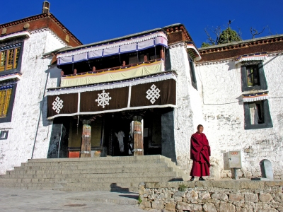 Tibet-5577 - Secret Mantra Palace (Dennis Jarvis)  [flickr.com]  CC BY-SA 
Informazioni sulla licenza disponibili sotto 'Prova delle fonti di immagine'