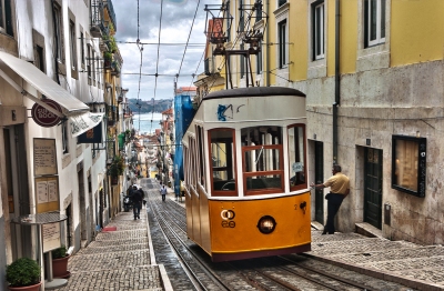 Uphill Lisboa (Yellow Tram) (Ann Wuyts)  [flickr.com]  CC BY 
Informazioni sulla licenza disponibili sotto 'Prova delle fonti di immagine'