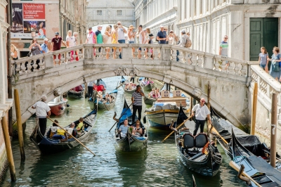 Venice - Italy (Sandor Somkuti)  [flickr.com]  CC BY-SA 
Informazioni sulla licenza disponibili sotto 'Prova delle fonti di immagine'