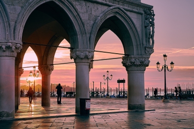 Venice Sunrise (Pedro Szekely)  [flickr.com]  CC BY-SA 
Informazioni sulla licenza disponibili sotto 'Prova delle fonti di immagine'